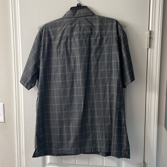 Van Heusen short sleeve full button, double front Velcro pockets - Picture 4 of 4